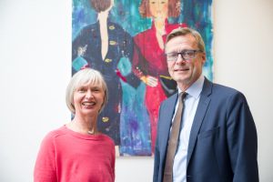 Gaby Köhler und Bürgermeister Otto Steinkamp eröffnen die Ausstellung „Meine Weibsbilder“ im Wallenhorster Rathaus. Foto: Thomas Remme