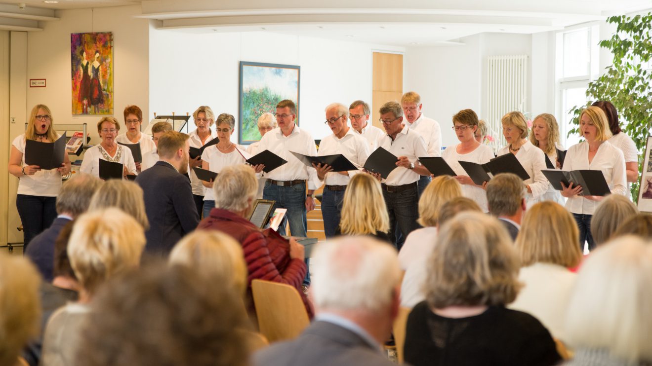 Der Chor „Vokal Fatal“ begleitet die Vernissage. Foto: Thomas Remme