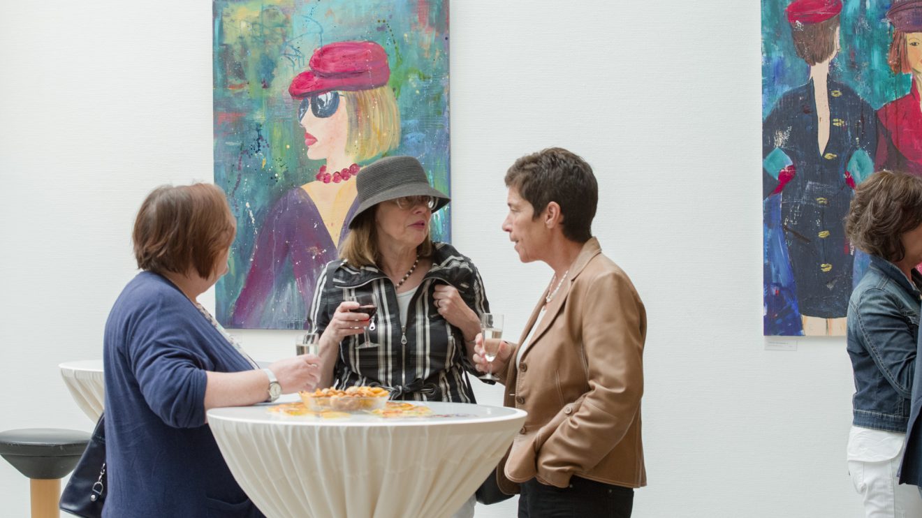 Die Ausstellung mit Motiven aus dem täglichen Leben ist noch bis Ende August im Wallenhorster Rathaus zu sehen. Foto: Thomas Remme