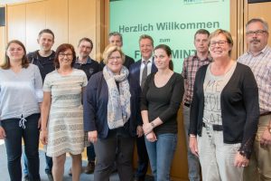 Themen aus Energie, Umwelt und Gesundheit für Kindergarten und Schule: Beim zweiten Forum MINT stellte Referent Werner Busch (5. von rechts) von der Siemens-Stiftung das Bildungsprogramm „Experimento“ vor. Foto: André Thöle