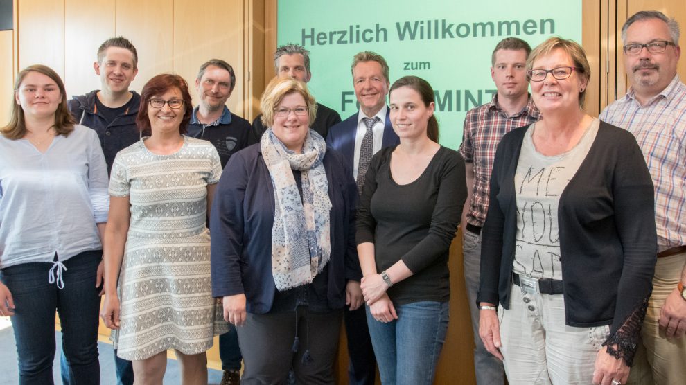 Themen aus Energie, Umwelt und Gesundheit für Kindergarten und Schule: Beim zweiten Forum MINT stellte Referent Werner Busch (5. von rechts) von der Siemens-Stiftung das Bildungsprogramm „Experimento“ vor. Foto: André Thöle