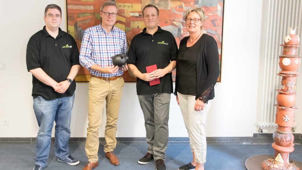 Kornelia Böert (rechts) und Bürgermeister Otto Steinkamp (2. von links) freuen sich über die Spende, die die Geschäftsführer Michael Kupschus (3. von links) und Matthias Herden von der Laptopstube überreichen. Foto: Anette Boberg