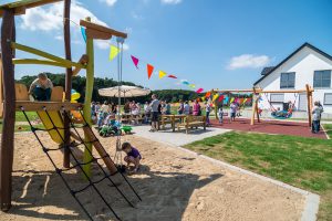 Der Spielplatz an der Nikolaus-Groß-Straße bei seiner Eröffnung im Sommer 2015 mit vertrocknetem Rollrasen, der künftig auch vom Neubaugebiet „Witthügel“ mitgenutzt werden muss, da hier kein eigener Spielplatz entsteht. Foto: Thomas Remme