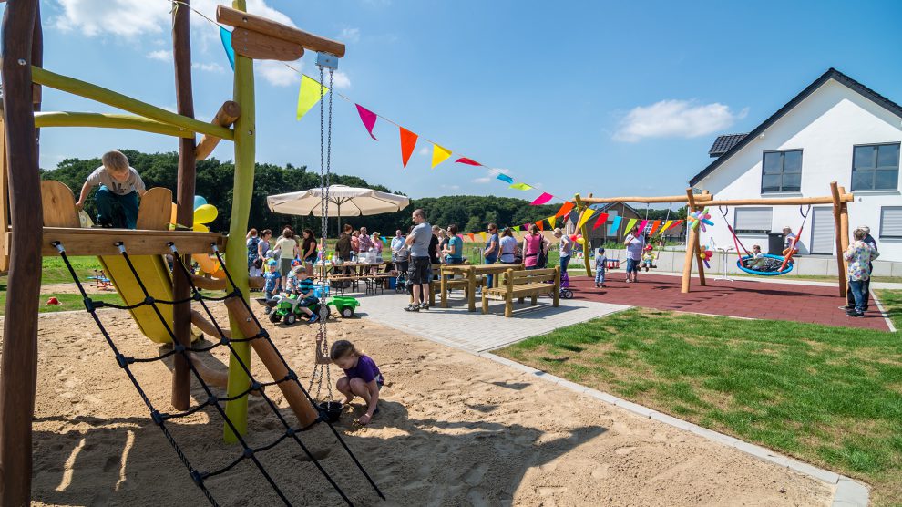 Der Spielplatz an der Nikolaus-Groß-Straße bei seiner Eröffnung im Sommer 2015 mit vertrocknetem Rollrasen, der künftig auch vom Neubaugebiet „Witthügel“ mitgenutzt werden muss, da hier kein eigener Spielplatz entsteht. Foto: Thomas Remme