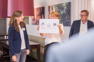 Angela Böddeker und Claudia Reyering stellen Bürgermeister Otto Steinkamp und den Wallenhorster Unternehmern die terre des hommes-Kampagne vor. Foto: Thomas Remme