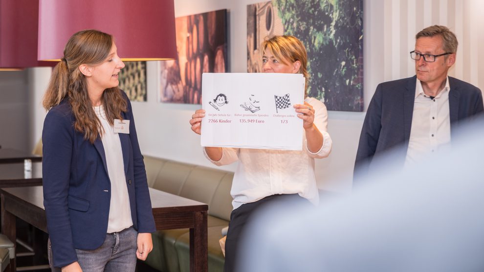 Angela Böddeker und Claudia Reyering stellen Bürgermeister Otto Steinkamp und den Wallenhorster Unternehmern die terre des hommes-Kampagne vor. Foto: Thomas Remme