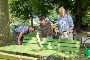 Thomas Hörnschemeyer, Stephan Brockmeyer und Manfred Haustermann (von links) bei der Arbeit. Dass der Spielplatz an der Liebigstraße eventuell bald aufgegeben werden könnte, können sie wie viele andere Familien nicht nachvollziehen. Foto: André Thöle