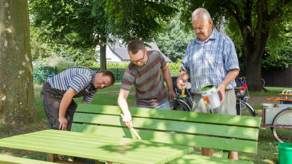 Thomas Hörnschemeyer, Stephan Brockmeyer und Manfred Haustermann (von links) bei der Arbeit. Dass der Spielplatz an der Liebigstraße eventuell bald aufgegeben werden könnte, können sie wie viele andere Familien nicht nachvollziehen. Foto: André Thöle