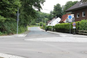 Durch den Minikreisel geht es von der Osnabrücker Straße in die Pyer Straße auch für schwere Lkw durch die Fahrradstraße in Lechtingen. Archivfoto: Wallenhorster.de