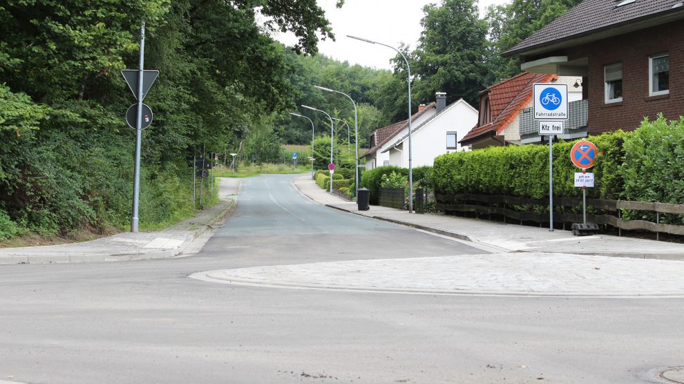 Durch den Minikreisel geht es von der Osnabrücker Straße in die Pyer Straße auch für schwere Lkw durch die Fahrradstraße in Lechtingen. Archivfoto: Wallenhorster.de