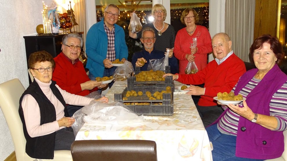 Annemarie und Helmut Buschmeyer mit Peter Papke, Winfried Beckmann, Ria Papke, Anni und Gerd Kock sowie Margit Chananewitz beim Eintüten der über 5.000 Kiwis. Foto: privat