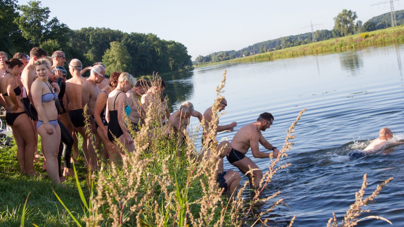 Die erste Herausforderung: Hinein ins 16 Grad kalte Kanalwasser. Foto: André Thöle