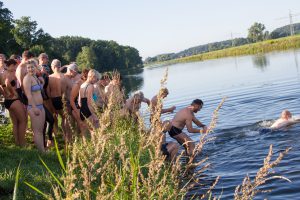 Die erste Herausforderung: Hinein ins 16 Grad kalte Kanalwasser. Foto: André Thöle