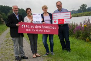 Wolf-Christian Ramm nimmt die Spenden von Christel Kovermann, Doris Wächter und Heiner Placke (von links) dankbar entgegen. Foto: André Thöle