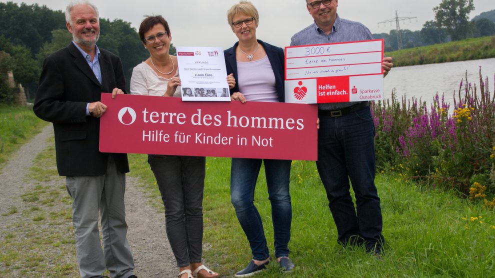 Wolf-Christian Ramm nimmt die Spenden von Christel Kovermann, Doris Wächter und Heiner Placke (von links) dankbar entgegen. Foto: André Thöle