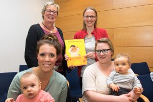 Netzwerk-Koordinatorin Kornelia Böert und Referentin Katharina Schütze (hinten von links) informierten über die Babyzeichensprache. Jana Franke mit Malina und Stefanie Albrecht mit Joel hörten aufmerksam zu. Foto: André Thöle