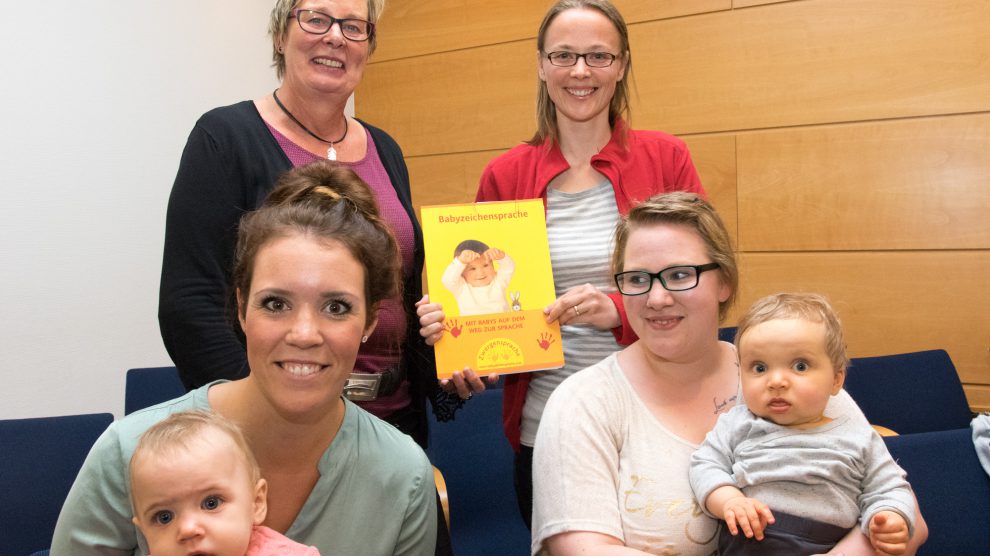 Netzwerk-Koordinatorin Kornelia Böert und Referentin Katharina Schütze (hinten von links) informierten über die Babyzeichensprache. Jana Franke mit Malina und Stefanie Albrecht mit Joel hörten aufmerksam zu. Foto: André Thöle