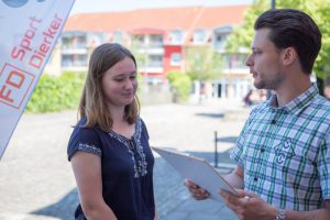 Im Wallenhorster Ortszentrum sowie in Hollage, Lechtingen und Rulle wurden die Passanten bereits Anfang August um ihre Meinung zum Einzelhandel gebeten. Online läuft die Umfrage noch bis Sonntag (20. August). Foto: André Thöle