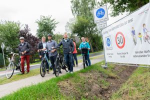 Bürgermeister Otto Steinkamp (2. von links) und Klimaschutzmanager Stefan Sprenger (3. von links) geben gemeinsam mit einigen Ratsmitgliedern die Fahrradstraße frei. Foto: André Thöle