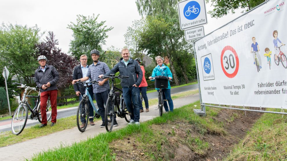 Bürgermeister Otto Steinkamp (2. von links) und Klimaschutzmanager Stefan Sprenger (3. von links) geben gemeinsam mit einigen Ratsmitgliedern die Fahrradstraße frei. Foto: André Thöle