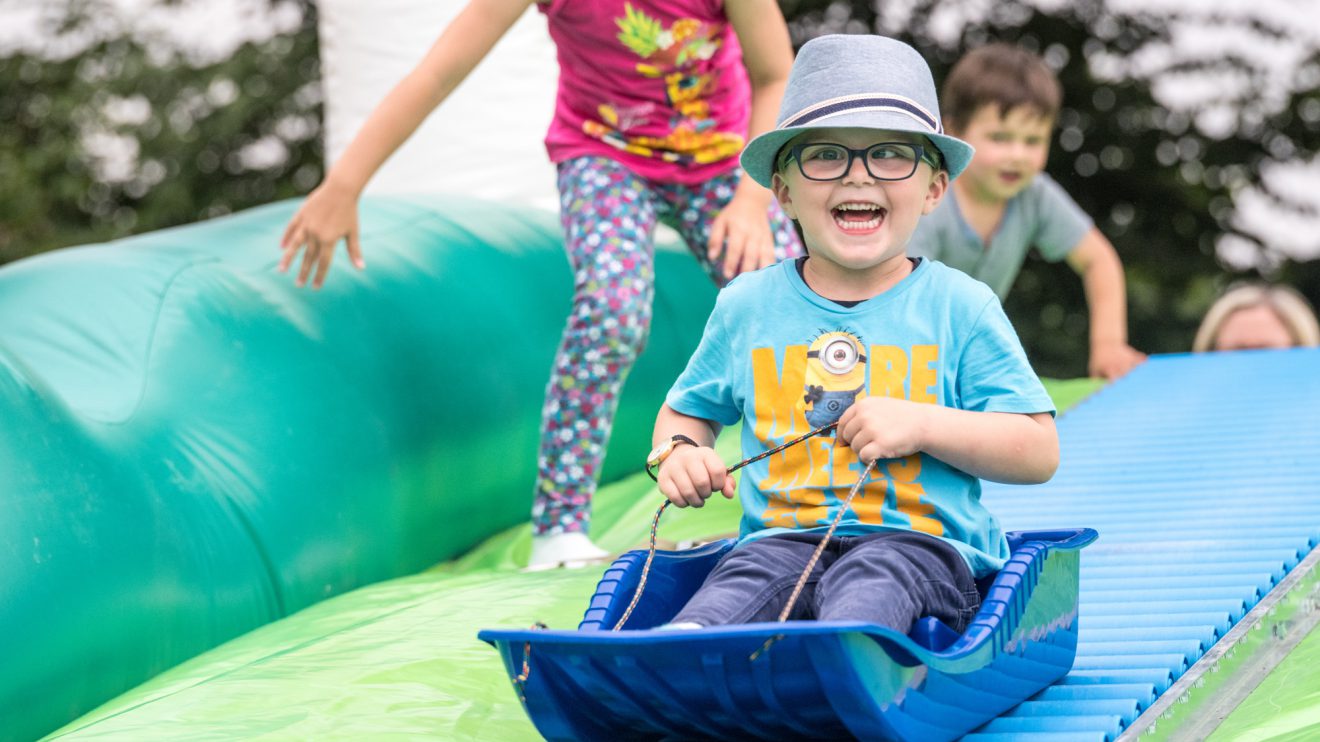 Viel Spaß für Kinder gab es beim Ferienspaßabschluss unter anderem auf der riesigen Rollenrutsche. Foto: Thomas Remme