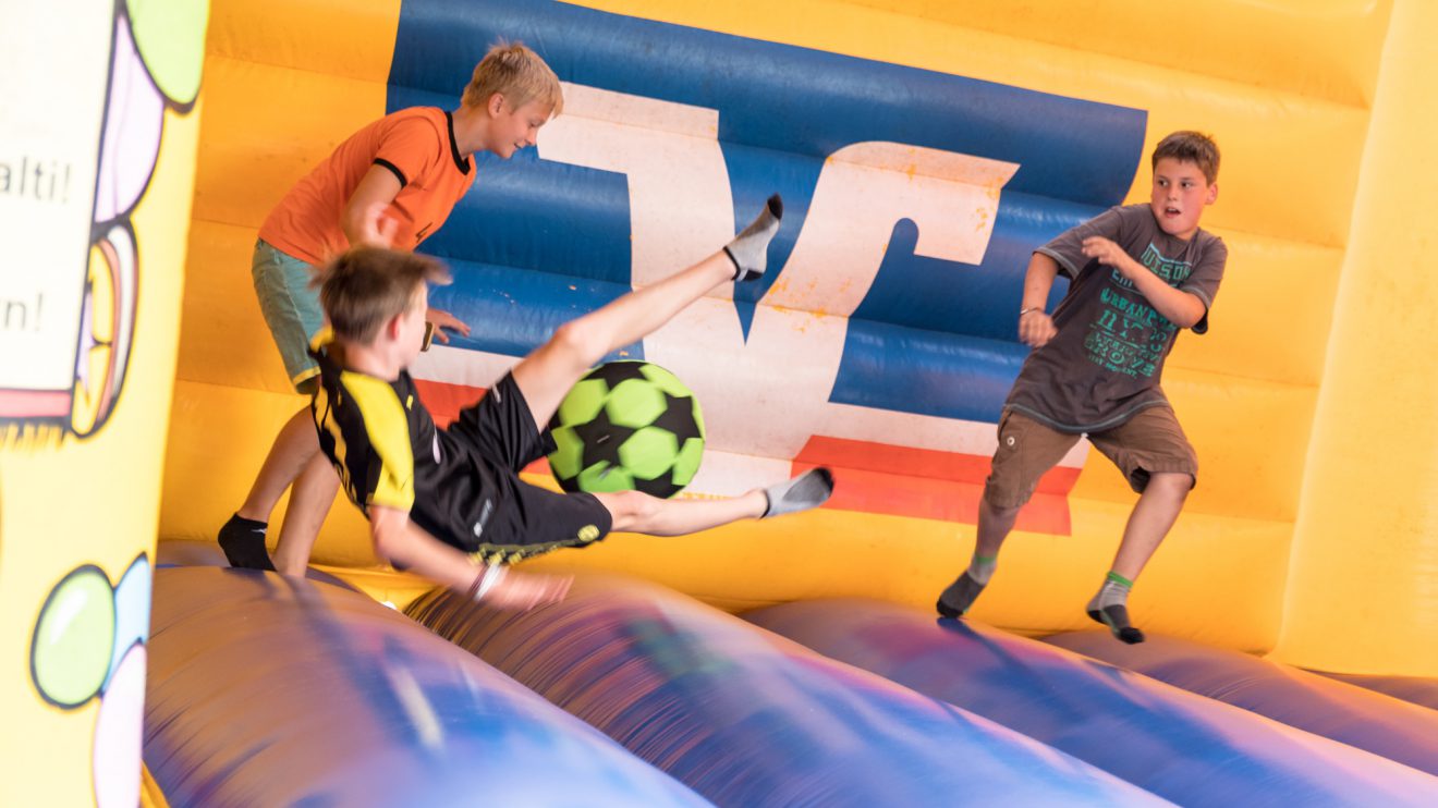 Mit Ball begeistert die Hüpfburg auch große Jungs. Foto: Thomas Remme