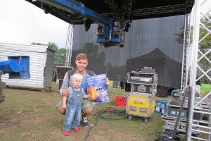 Groß und Klein helfen am Vortag kräftig mit, damit die Bühne für das Festival „NETTE BRENNT“ am Wochenende steht. Foto: Johannes Wiggermann