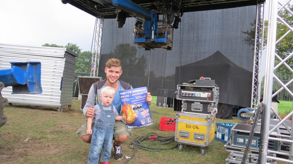 Groß und Klein helfen am Vortag kräftig mit, damit die Bühne für das Festival „NETTE BRENNT“ am Wochenende steht. Foto: Johannes Wiggermann