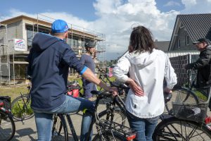 Die Auftakttour zum Stadtradeln wird unterbrochen von informativen wie erholsamen Pausen. Foto: Sven-Martin Holzhaus