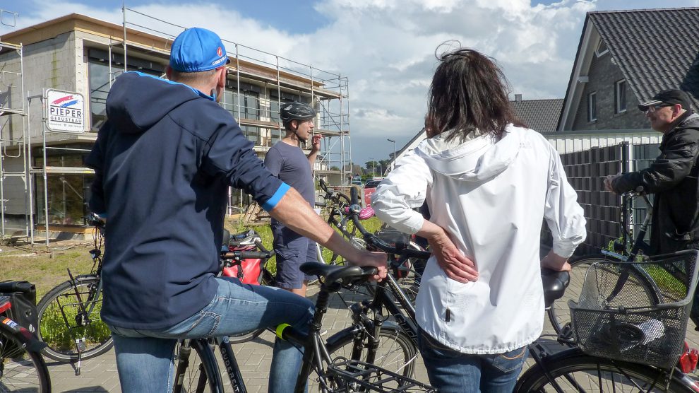 Die Auftakttour zum Stadtradeln wird unterbrochen von informativen wie erholsamen Pausen. Foto: Sven-Martin Holzhaus