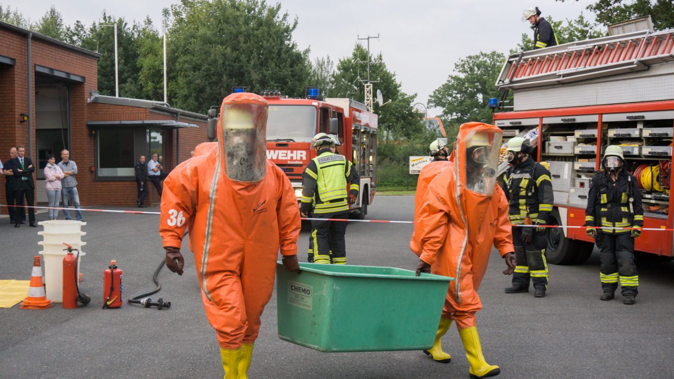 Mit der Darstellung eines Gefahrgutunfalls präsentiert die Feuerwehr Wallenhorst nicht nur einen ihrer Aufgabenbereiche, sondern auch ihre aufwendige ehrenamtliche Arbeit. Foto: Frank Jansing