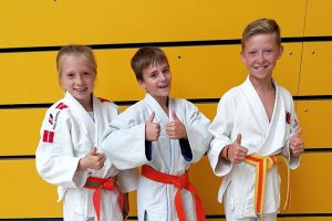 Ella, Leon, Nikita (von links) bei den Bezirkseinzelmeisterschaften der u12. Foto: Blau-Weiss Hollage