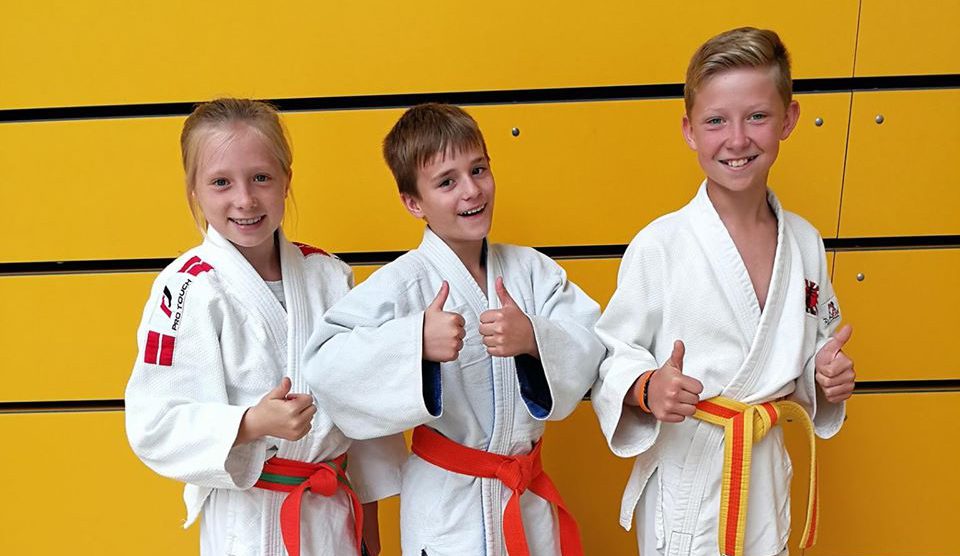 Ella, Leon, Nikita (von links) bei den Bezirkseinzelmeisterschaften der u12. Foto: Blau-Weiss Hollage