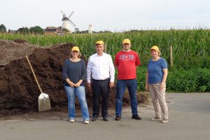 Kathrin Hune, Clemens Lammerskitten, Stefan Bierstedt und Rita Plois auf dem Grünabfallplatz in Lechtingen. Foto: CDU Lechtingen