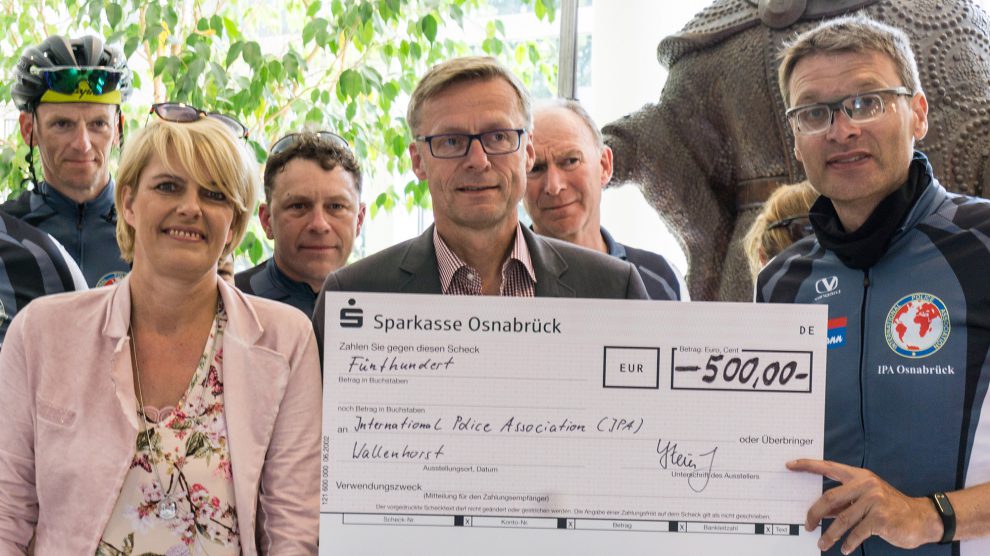 500 Euro zugunsten der Kinderkrebshilfe überreichen Ines Brünger und Bürgermeister Otto Steinkamp an Stefan Bramkamp, Leiter der IPA-Verbindungsstelle Osnabrück. Foto: Jens Petering