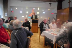 Pastor Friedemann Keller referiert vor 60 Gästen der Kolpingsfamilie Hollage. Foto: Ursula Thöle