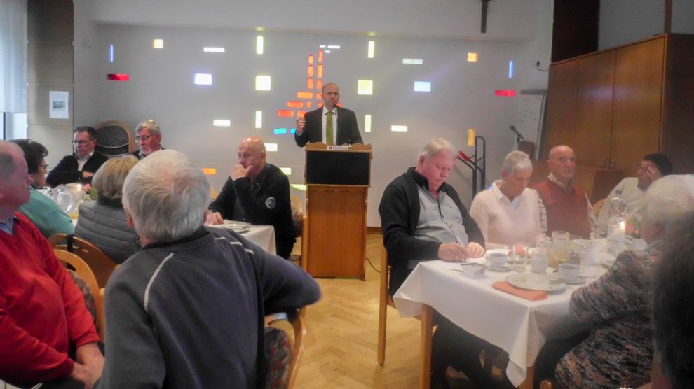 Pastor Friedemann Keller referiert vor 60 Gästen der Kolpingsfamilie Hollage. Foto: Ursula Thöle