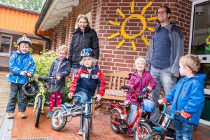 So macht Klimaschutz Spaß: Melanie Kemna und Stefan Sprenger freuen sich mit den Kindern über die Aktion Stadtradeln, die vom Franziskuskindergarten tatkräftig unterstützt wird. Foto: Thomas Remme