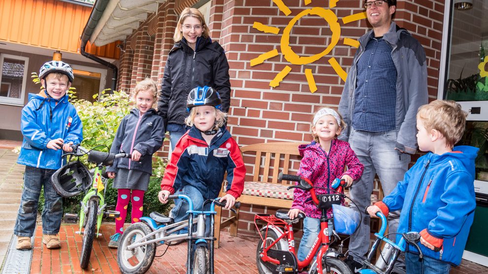 So macht Klimaschutz Spaß: Melanie Kemna und Stefan Sprenger freuen sich mit den Kindern über die Aktion Stadtradeln, die vom Franziskuskindergarten tatkräftig unterstützt wird. Foto: Thomas Remme