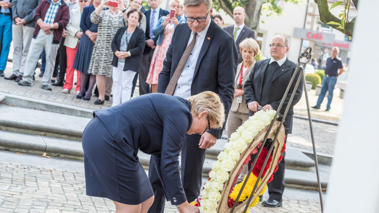 Stawigudas Bürgermeisterin Irena Derdoń und Wallenhorsts Bürgermeister Otto Steinkamp legen gemeinsam einen Kranz vor der Annakapelle nieder. Foto: Thomas Remme