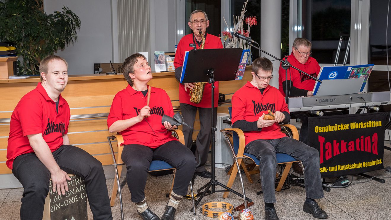 Takkatina – hier bei einer Vernissage im Rathaus – werden das Publikum beim Tag des Anstoßes gemeinsam mit dem Chor „Die Buntgemischten“ unterhalten. Foto: Thomas Remme