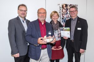 Wirtschaftsförderer Frank Jansing (links) und Hans-Jürgen Klumpe (rechts) überreichen Hermann Holtmeyer und Adele Sliwinski die Spende in Höhe von 244 Euro. Foto: Thomas Remme