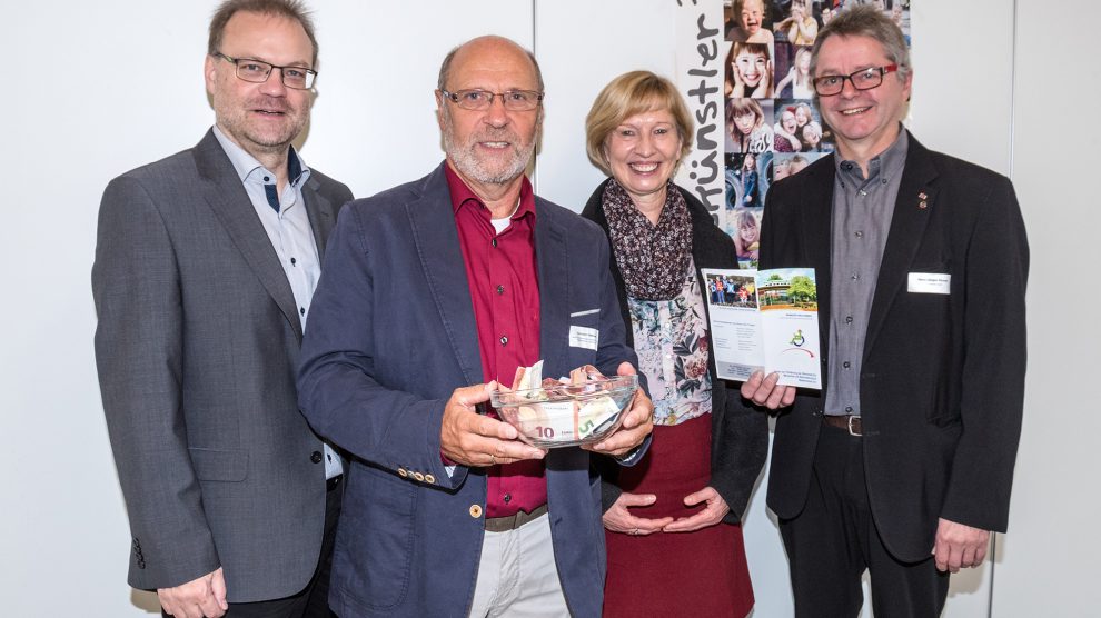 Wirtschaftsförderer Frank Jansing (links) und Hans-Jürgen Klumpe (rechts) überreichen Hermann Holtmeyer und Adele Sliwinski die Spende in Höhe von 244 Euro. Foto: Thomas Remme