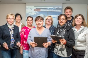 Die Anmeldung in der Kita wird noch einfacher mit dem einheitlichen Online-Portal. Darüber freut sich Petra Lanwert (rechts) mit den Leitungen der Kindertagesstätten. Foto: Thomas Remme