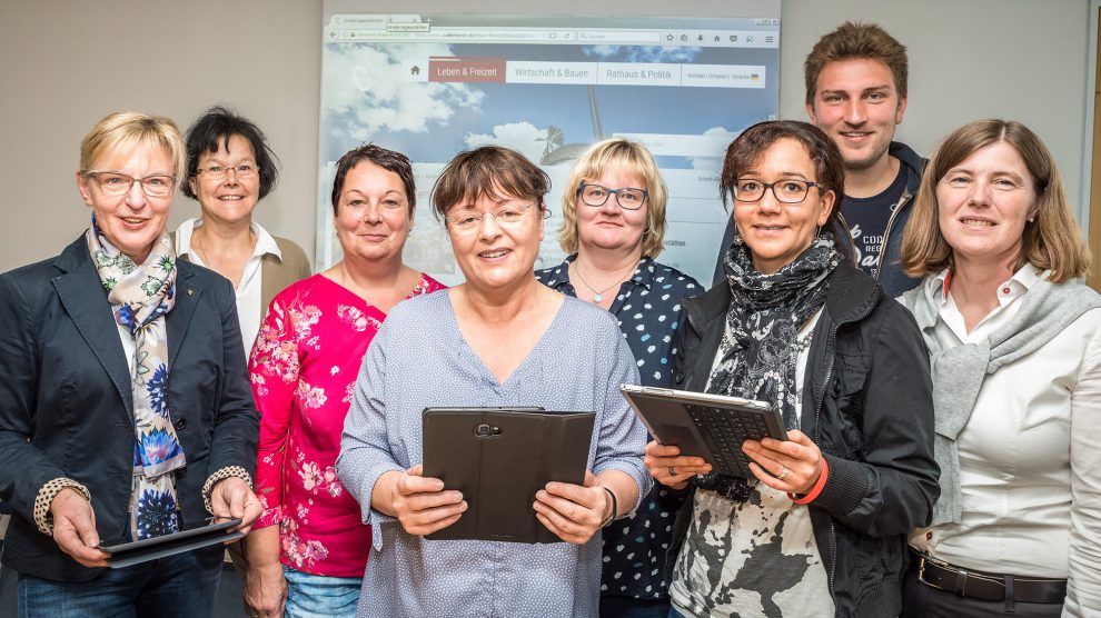 Die Anmeldung in der Kita wird noch einfacher mit dem einheitlichen Online-Portal. Darüber freut sich Petra Lanwert (rechts) mit den Leitungen der Kindertagesstätten. Foto: Thomas Remme