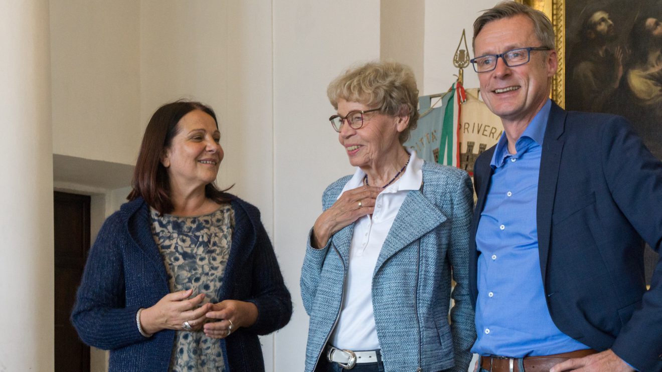 Herzlicher Empfang in Priverno: Bürgermeisterin Anna Maria Bilancia (links) und Bürgermeister Otto Steinkamp mit Dolmetscherin Elke Kluth. Foto: André Thöle