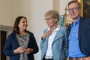 Herzlicher Empfang in Priverno: Bürgermeisterin Anna Maria Bilancia (links) und Bürgermeister Otto Steinkamp mit Dolmetscherin Elke Kluth. Foto: André Thöle