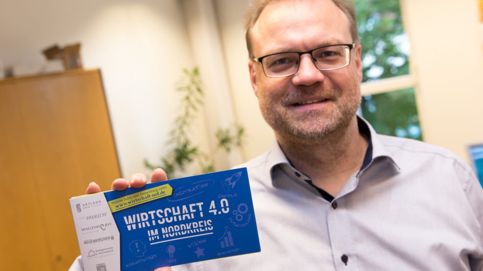 Wallenhorsts Wirtschaftsförderer Frank Jansing präsentiert den Flyer „Wirtschaft 4.0 im Nordkreis“. Foto: André Thöle