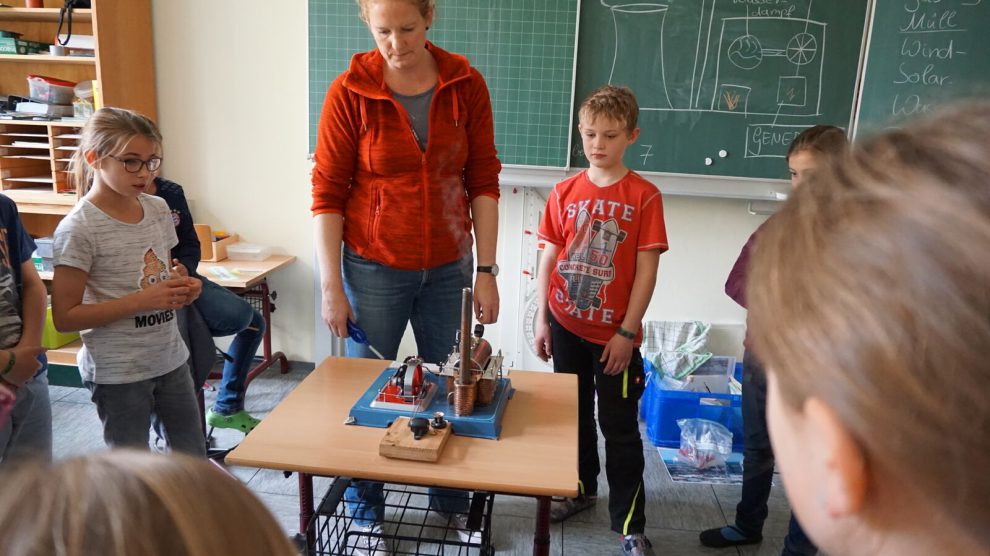 Franzis Brüse erklärt den interessierten Schülern die Funktionsweise einer Dampfmaschine. Foto: Westnetz
