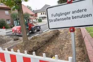 Die Geschäfte und Praxen an der Großen Straße sind trotz der Baustelle erreichbar. Foto: André Thöle